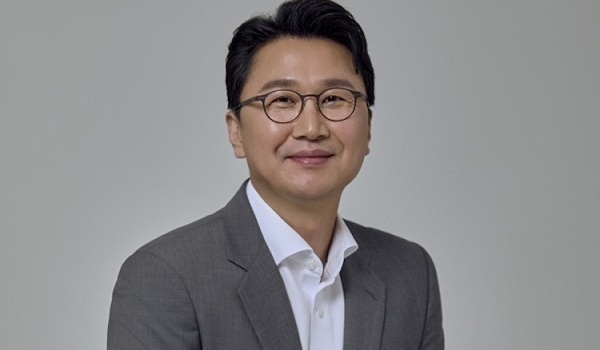 20여년 함께한 직원을 아들로…세라젬 이환성 회장, 이경수 대표 양자 입양해 지분 승계