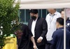 '음주 뺑소니' 김호중, 가석방으로 출소…취재진 피해 조용히 교도소 떠나