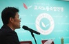 교사노조 위원장, '탄핵 모면' 하루만에 돌연 사퇴…