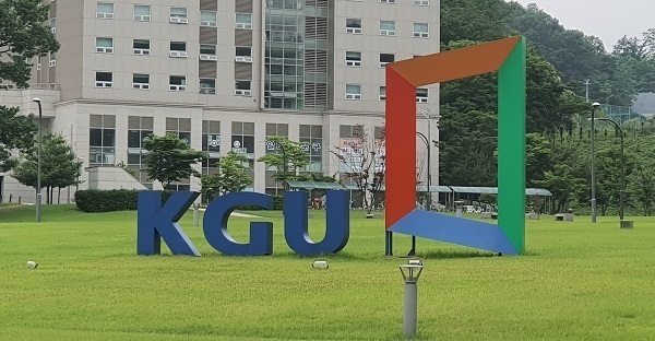 '제자 강제추행' 경기대 총장 1심 징역 8개월…