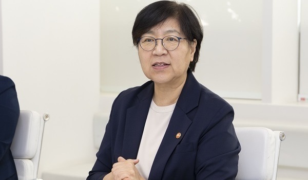 정은경 장관, 첨단재생의료 1호 환자 만나 현황 점검