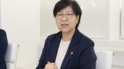 정은경 장관, 첨단재생의료 1호 환자 만나 현황 점검