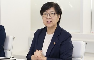 정은경 장관, 첨단재생의료 1호 환자 만나 현황 점검