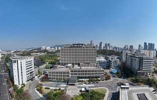 아주대병원 소아응급 전문의 9명 중 7명 사직 의사…압수수색 반발